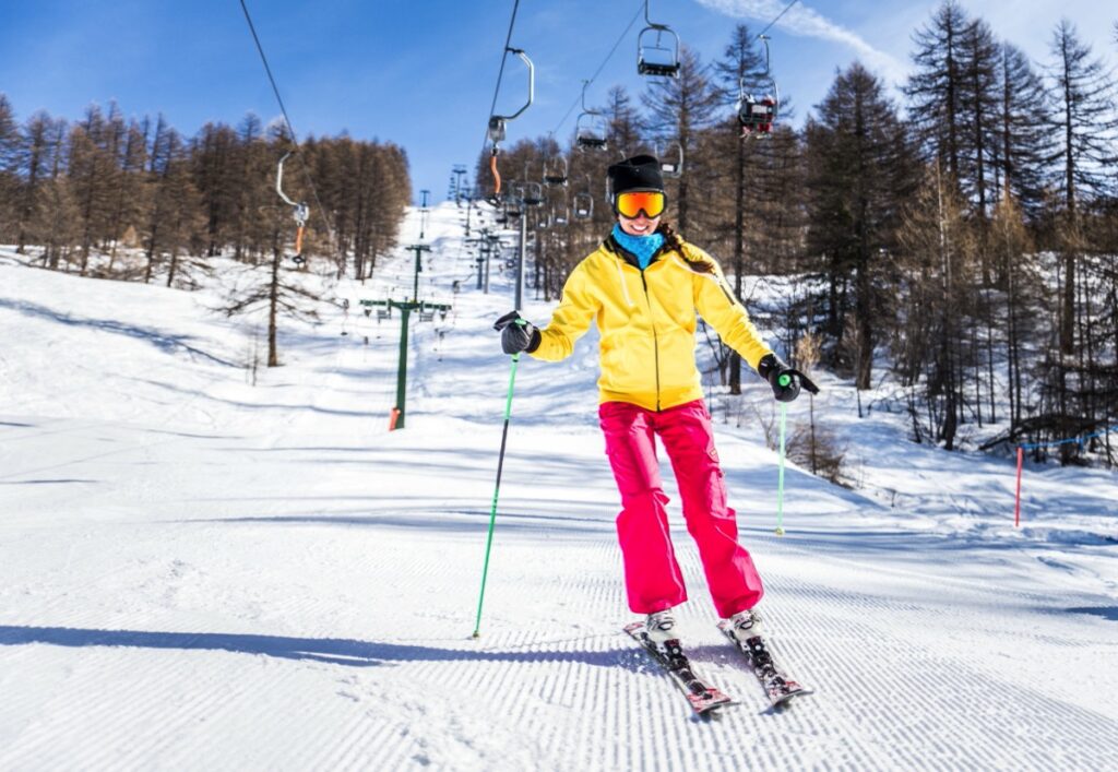 Kobieta w spodniach narciarskich